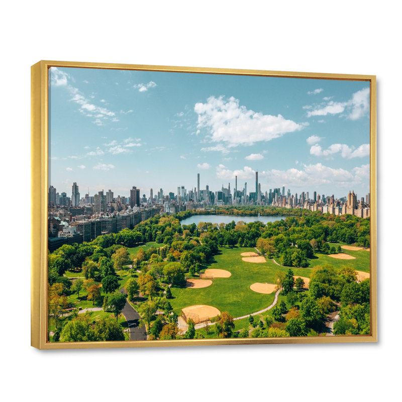 «Futuristic Golf in Central Park», reproduction sur toile, H 30 po x l 40 po x P 1,5 po, Cadre flottant doré
