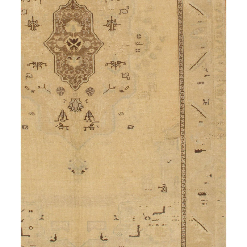 Tapis unique en laine noué à la main beige des années 1940 de 5 pi 10 po x 9 pi 2 po Garrisons