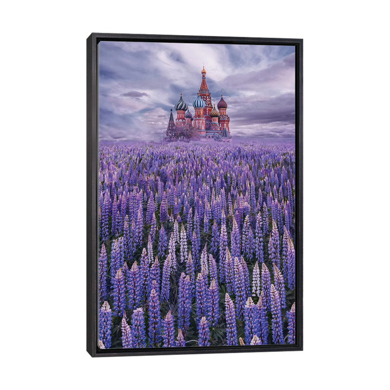 Reproduction d’art, "Lupine Field on Red Square" par Hobopeeba, Toile avec cadre noir patiné, Pas de tapis