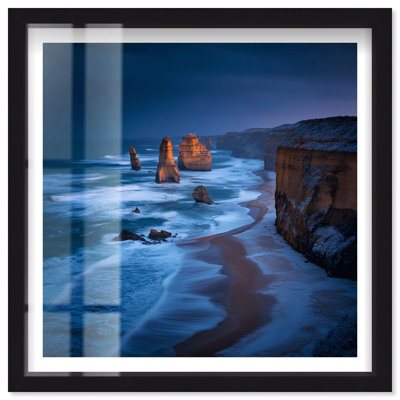 «Azure Coast Sentinels Shadowbox», photographie côtière par Notoriart, cadre noir, 13 x 13