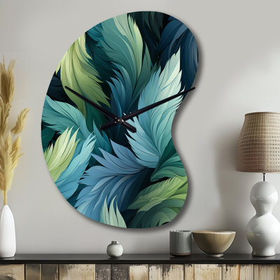 Plumes de perroquet bleu et bleu sarcelle - horloges asymétriques abstraites en métal, horloge murale de forme irrégulière bleue