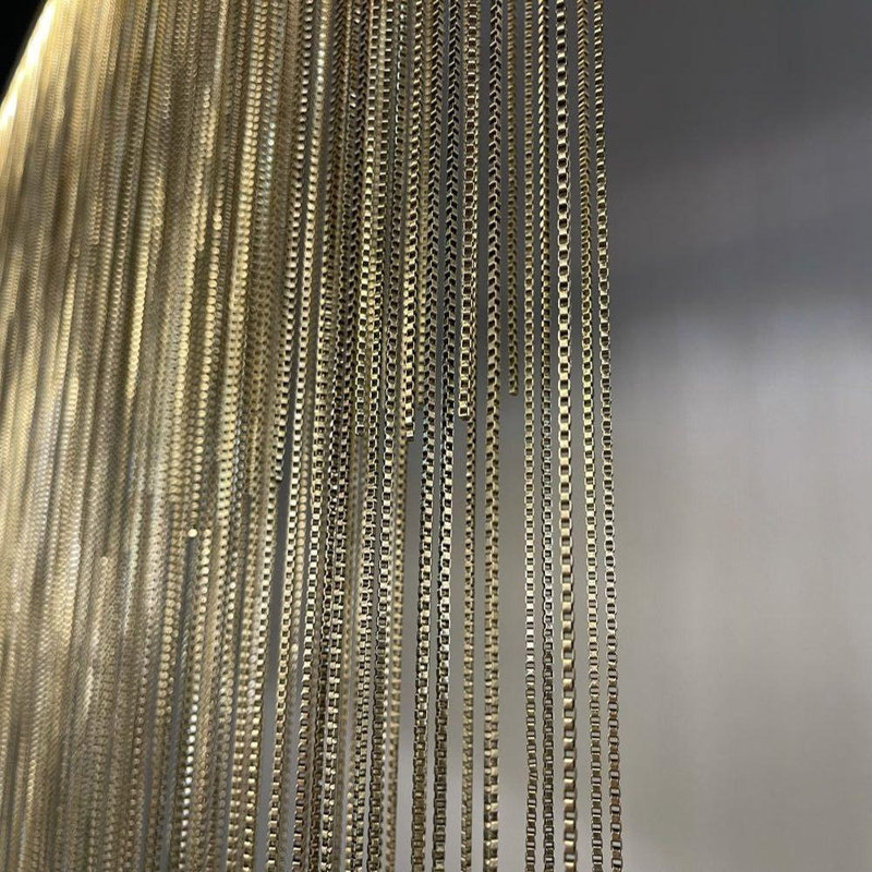 Lustre à niveaux 4 lumières Kovi, Laiton