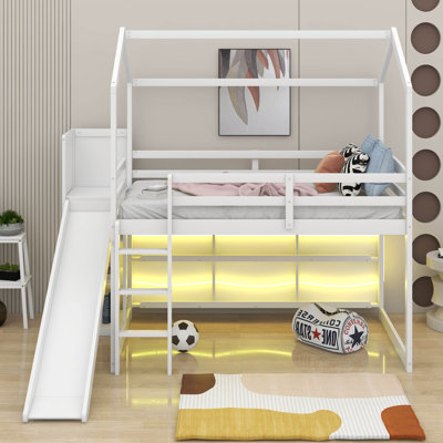 Lit mezzanine simple en bois avec tablettes et lumière
