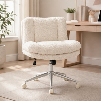Chaise de bureau pivotante en faux alpaga 26,4 po de largeur avec base en métal, rose