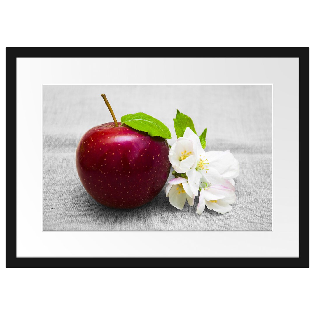 Gerahmtes Poster Schöner Roter Apfel mit Blüten