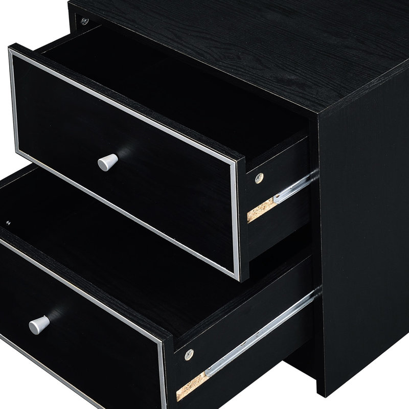 Table d'appoint moderne noire et argentée avec espace intérieur spacieux avec une capacité de rangement généreuse