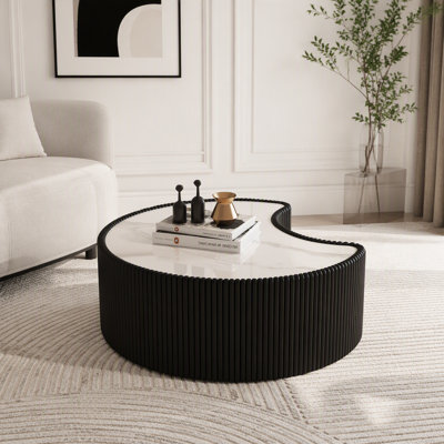Table basse irrégulière avec plateau en pierre frittée et corps en cuir