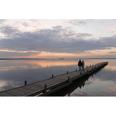 Vue arrière du couple de personnes âgées par Relaxfoto.De