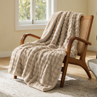 Couverture Bedsure Bubble Sherpa, douce et moelleuse, format King, épaisse et chaude, idéale pour se blottir sur le canapé ou le lit.