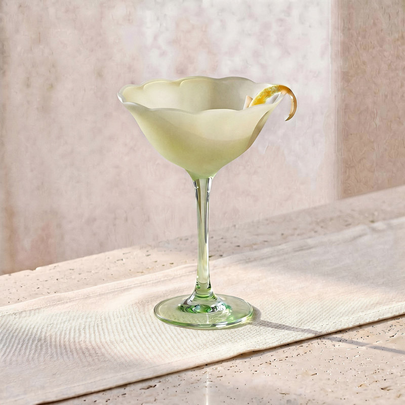 Verre coupé festonné en jaune et vert fabriqué à la main