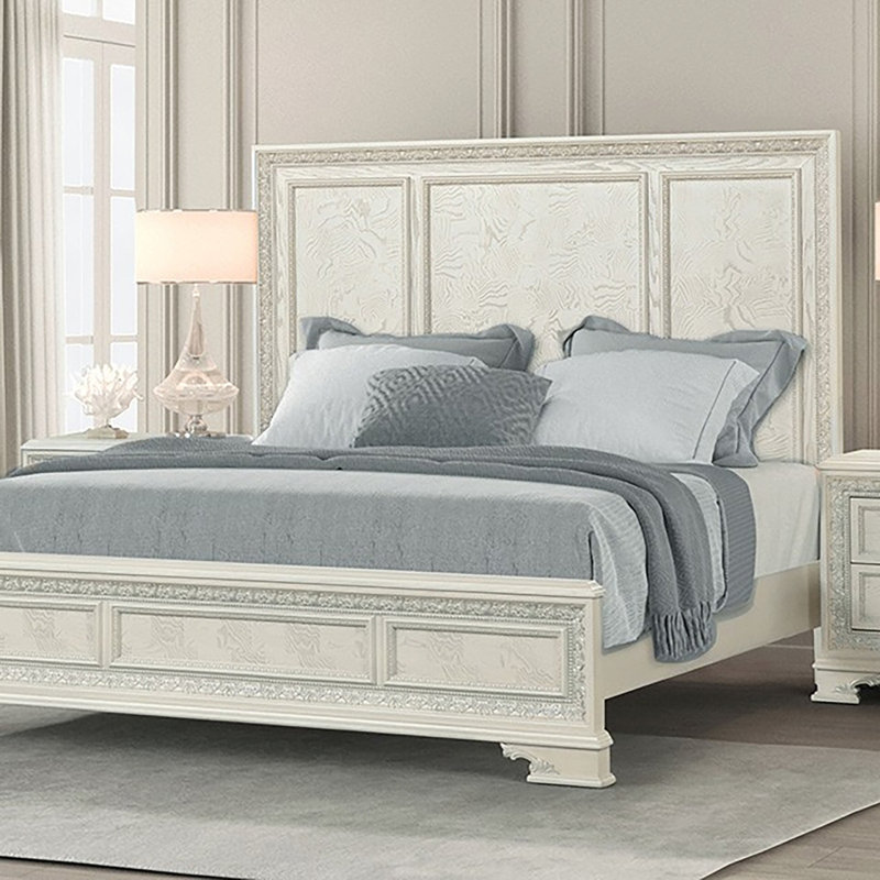 Grand lit en bois avec accents ornés argent brossé blanc crème