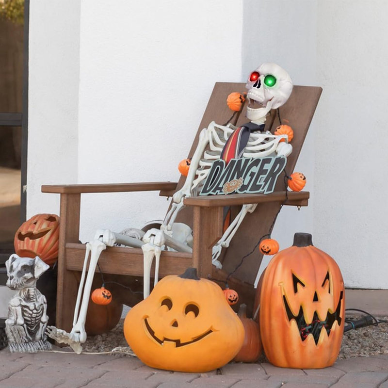Squelette d'Halloween pleine grandeur de 5,4 pi, squelette posable grandeur nature avec yeux brillants, son effrayant, squelette en plastique avec joints articulés pour la décoration d'Halloween