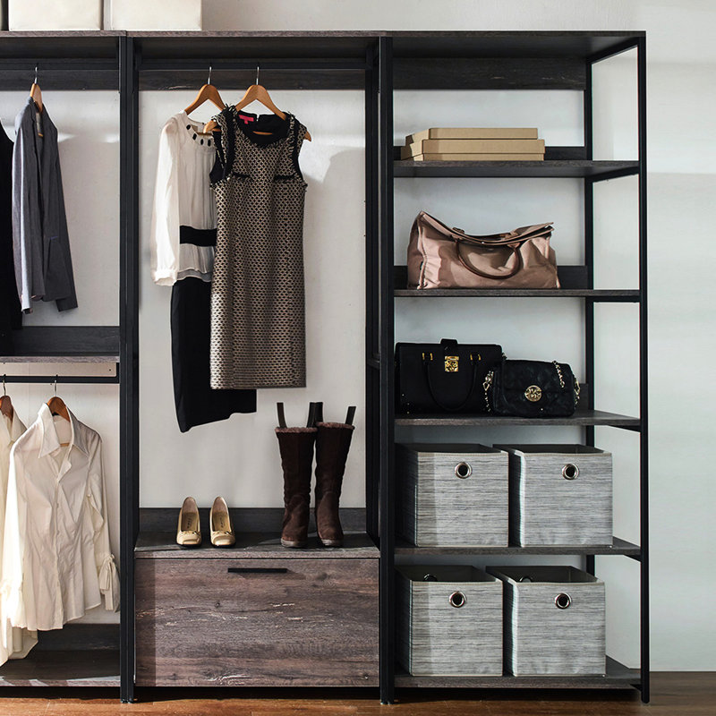 Walk-in thermolaqué avec rangement résistant à l'eau et style rustique