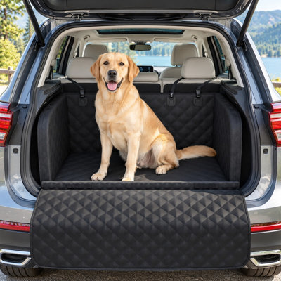 Un coussin moelleux offre un confort accru à ce tapis de coffre noir pour animaux, tandis que le tapis antidérapant et le rabat de pare-chocs protègent efficacement le coffre des VUS et des berlines. La housse est résistante à l'eau.