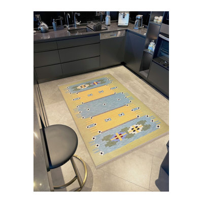 Tapis jaune délavé à motif traditionnel délavé