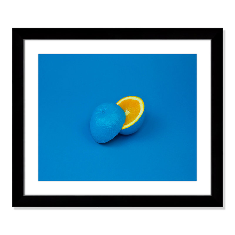 Pop orange en bleu par Davisuko, H 23 po x l 27 po x P 1,25 po, Papier noir avec cadre cubique, Blanc