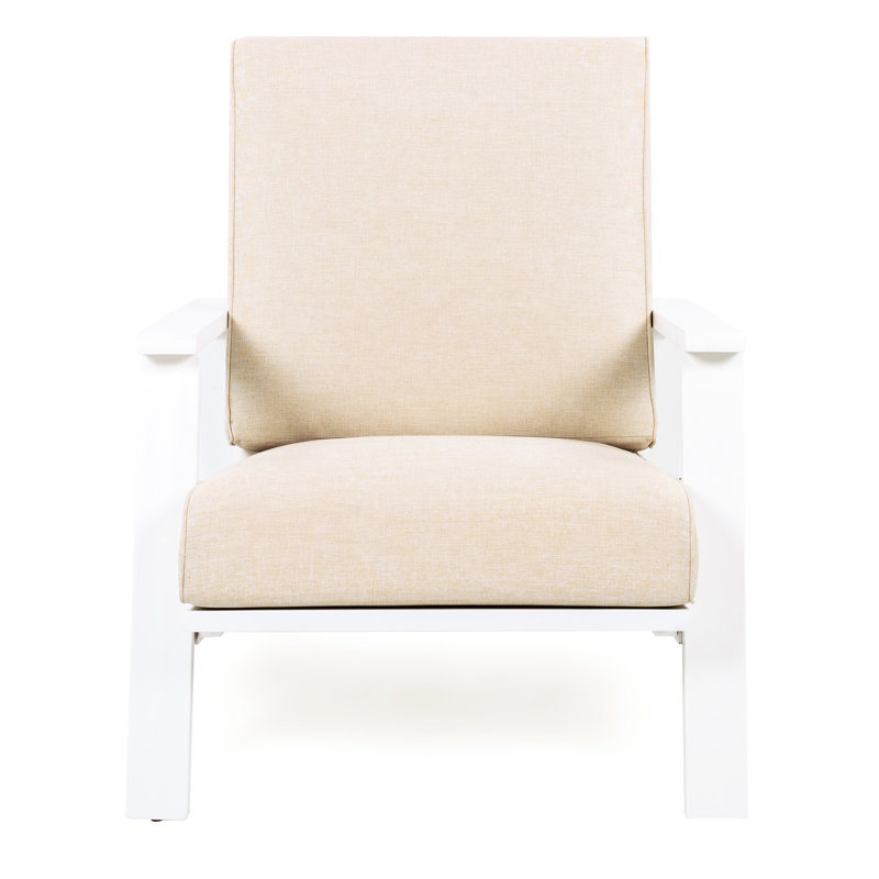 Chaise de patio blanche en bois avec coussin beige - et élégante pour la détente au bord de la piscine
