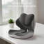 Coussin de chaise profilé haut de gamme en mousse à mémoire de forme conçu pour un confort optimal des hanches et de la colonne vertébrale au bureau, à la maison et en voiture.