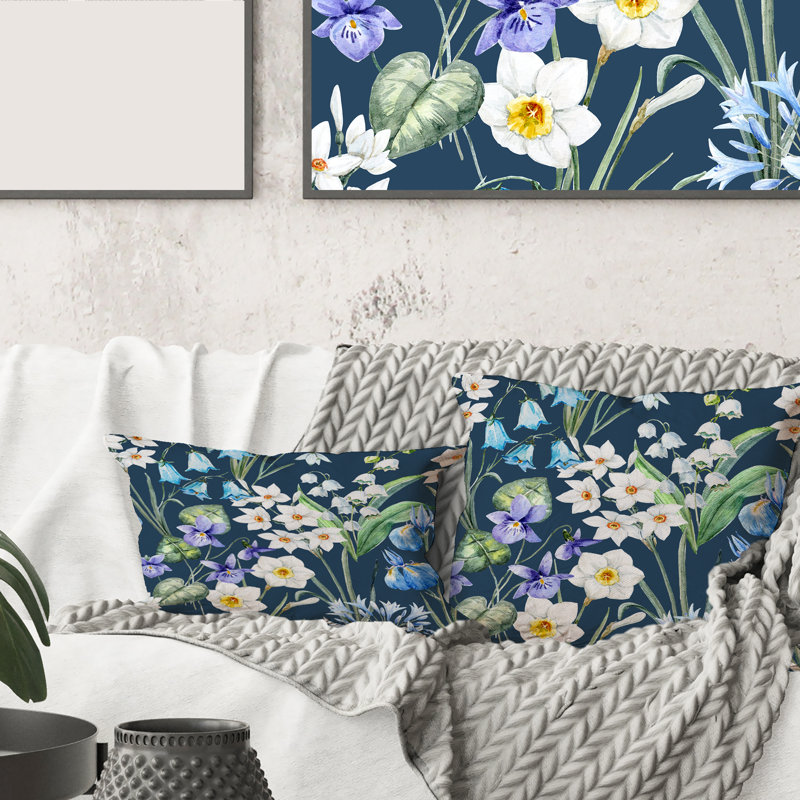 Fleurs printanières blanches et bleues sur fond bleu foncé - coussin traditionnel imprimé