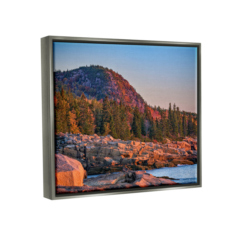 «Rocky Seaside Mountain Cliff Floater» par Rick Berk, H 25 po x l 31 po x P 1,7 po, Cadre flottant gris lustré