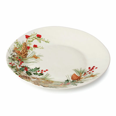 Plateau rond Woodland - Un gracieux centre de table en grès blanc de 13 pouces entouré de plantes luxuriantes de la forêt d'hiver, aussi éblouissantes qu'elles sont en service.
