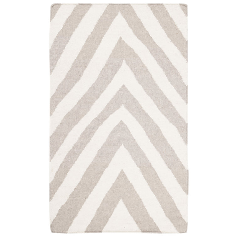 Rodgers Hand Woven Flat Weave Wool/Cotton Chevron Rug in Gray/Ivory