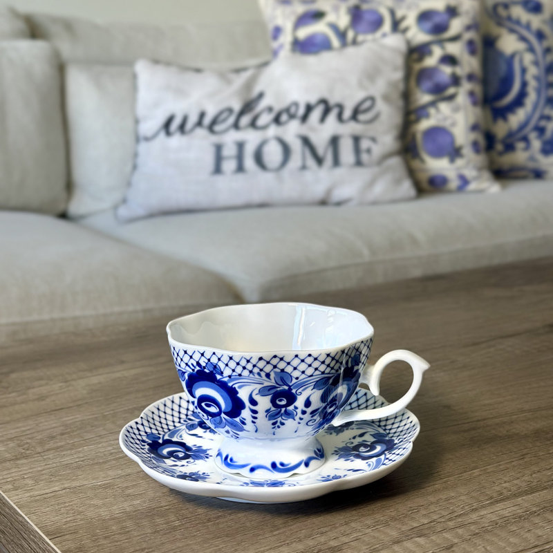 Tasse et soucoupe en porcelaine fine Signature, décor treillis cobalt de style Gzhel