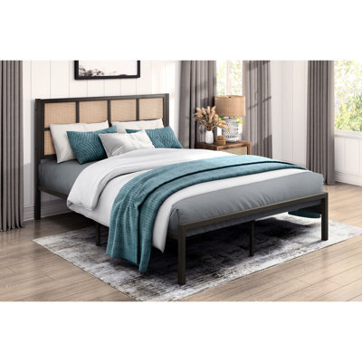 Grand lit plateforme Casual Coastal, structure en métal avec finition bronze foncé et tête de lit en fausse canne attrayante
