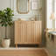 Meuble de rangement pour linge basculant avec 2 paniers à linge amovibles en tissu, en MDF chêne clair, idéal pour la buanderie, la salle de bain, le balcon ou le vestibule.
