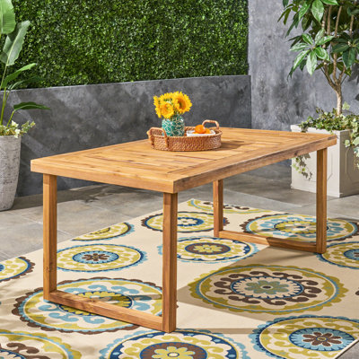 Élégante table d'extérieur en bois de 69 po avec finition naturelle, rehaussant l'attrait de votre patio en offrant une atmosphère paisible