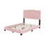 Lit moderne en velours rose avec tête de lit et rivets, structure pleine grandeur avec accents hypnotisants, plateforme