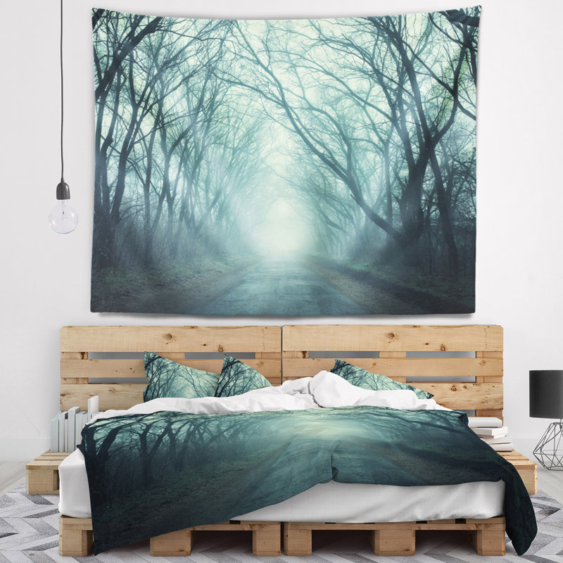 Forêt effrayante avec tapisserie vert clair, H 68 po x l 80 po