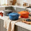 Cocotte en fonte émaillée de 7 pte avec couvercle et accessoires - Batterie de cuisine bleue pour la cuisson, le rôtissage et les ragoûts-120346961-120199024