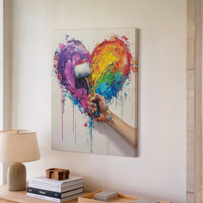 Toile abstraite créative avec cœur multicolore et rouleau de peinture