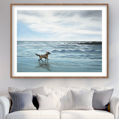 «Dog on the Beach» - Reproduction mate encadrée bleue décorative