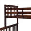 Lit superposé simple au-dessus d'un lit double dans une petite chambre à coucher, structure en bois massif brun chaud avec échelle et garde-corps