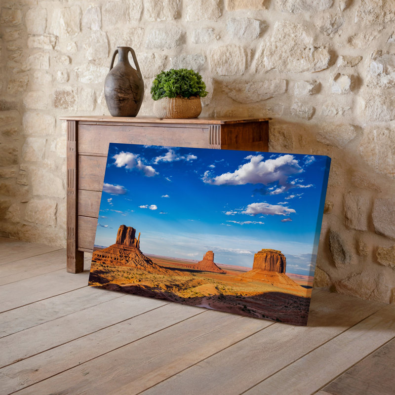 Toile «A Sweeping Desert Landscape mettant en vedette« Iconic Red Rock Formations »avec art mural, deux éminentes buttes majestueuses