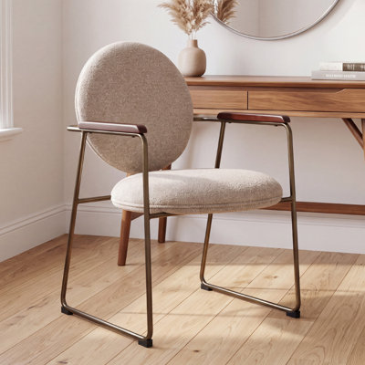 Fauteuil de maquillage moderne en similicuir noir avec accoudoirs, dossier arrondi rembourré, structure en métal, idéal pour coiffeuse ou chambre à coucher.