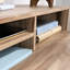 Rangement en bois d'ingénierie brun pour bureau avec ambiance côtière, attaché à une bibliothèque à 2 tablettes ou à un classeur latéral, pour y ranger des notes autocollantes et autres morceaux