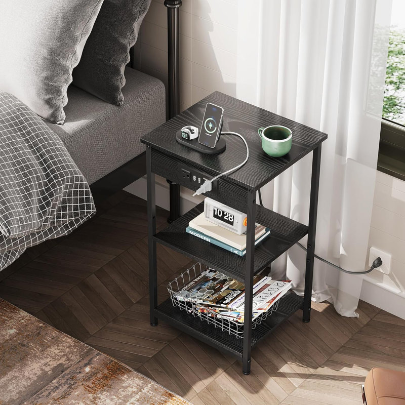 Table de chevet de 22,8 po de hauteur avec station de charge Travison, table de bout avec tablettes de rangement à 3 niveaux, table de chevet mince pour petits espaces, salon, chambre à coucher