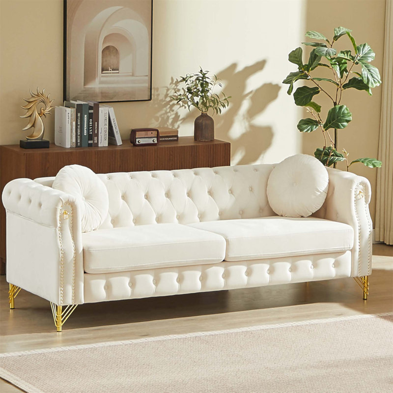Luxueux canapé Chesterfield en velours de 82 pouces avec des clous en cuivre, des boutons capitonnés et des pieds en métal, y compris deux coussins ronds pour plus de confort.