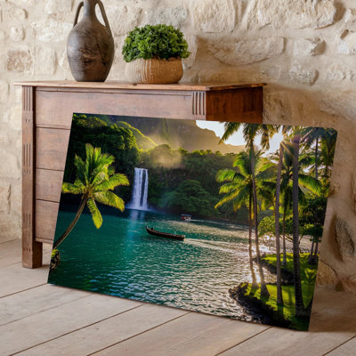 Toile, scène tropicale tranquille au lever du soleil, mettant en vedette une île verte luxuriante avec des palmiers