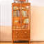 Verre trempé couleur cerise + vitrines en bois massif