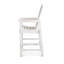 Chaise blanche à hauteur de bar, idéale pour les repas en plein air et les divertissements