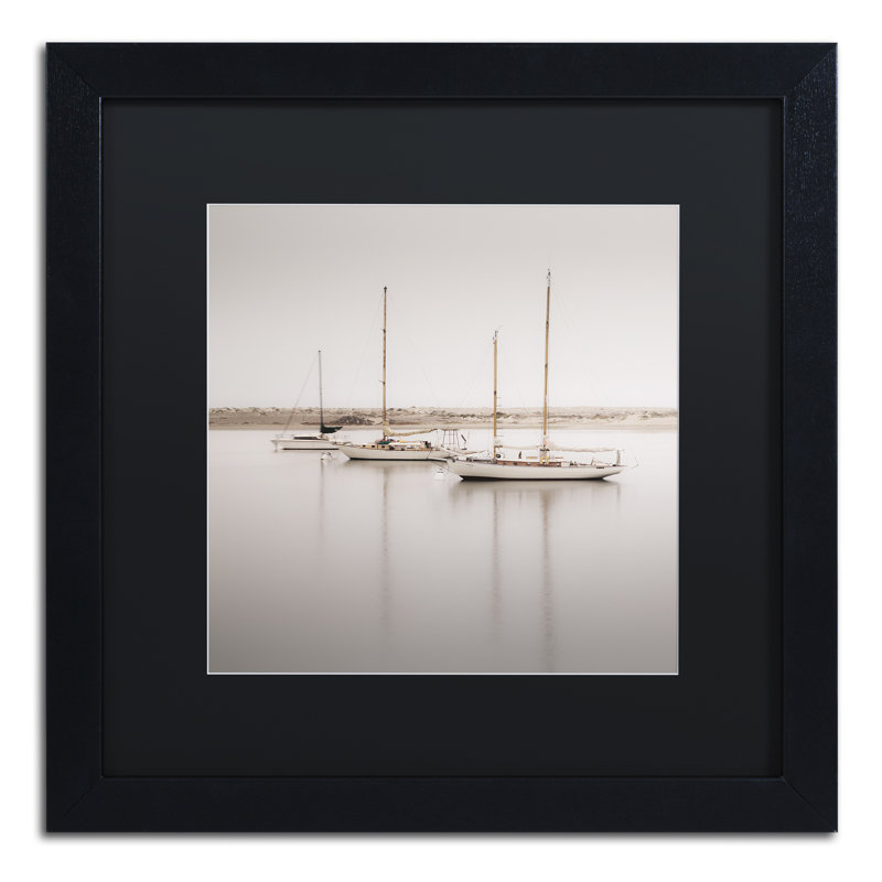Trois bateaux par Moises Levy - reproduction de photo sur toile encadrée, H 16 po x l 16 po x P 0,5 po, Noir