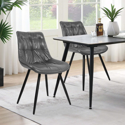Ensemble de deux chaises de salle à manger ergonomiques avec revêtement en similicuir, rembourrage en mousse épaisse et pieds en métal robustes pour plus de confort et de durabilité.