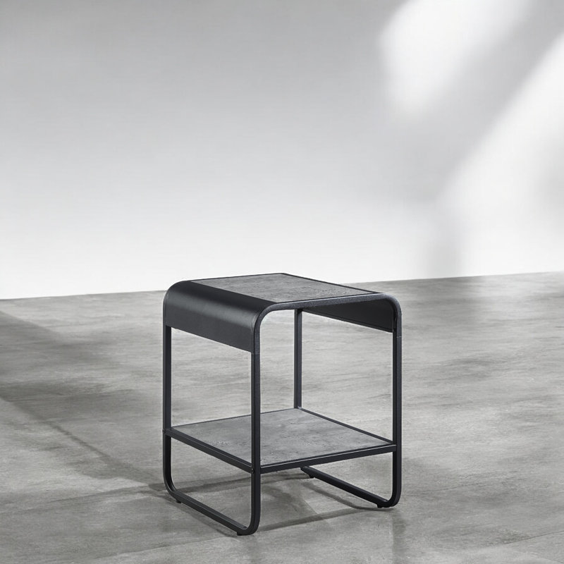 Table de bout Cineus avec cadre en métal et tablette de rangement