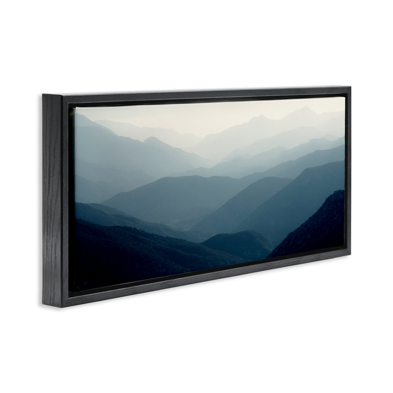 Cadre flottant Foggy Blue Mountains, design par Gemma Bardot, H 14 po x l 31 po, Cadre flottant noir de jais