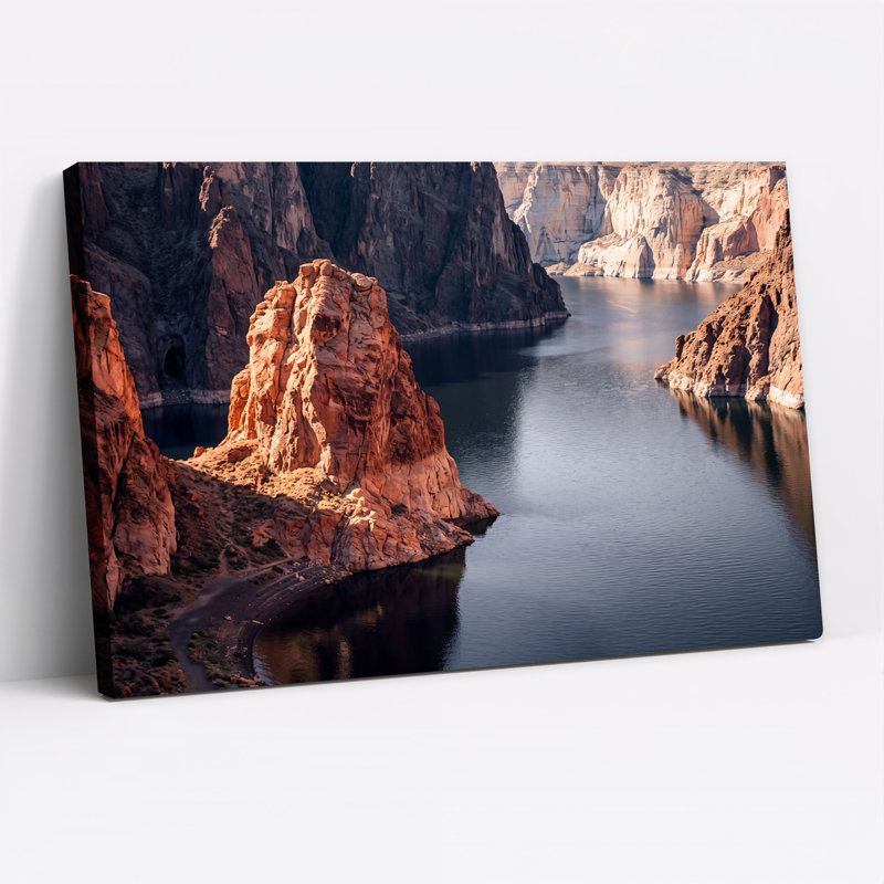 Tableau sur toile représentant les falaises de Red Rock Canyon émergeant des eaux profondes., 16"H x 24"W