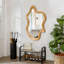 Miroir mural de forme irrégulière avec cadre en bois naturel